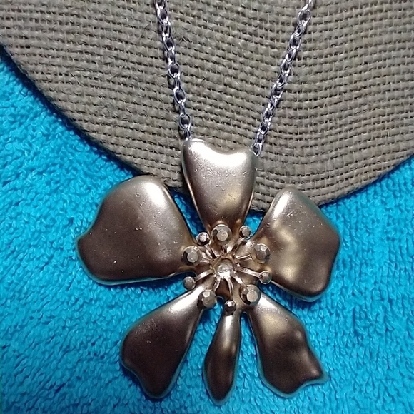 Goldtone large flower on silvertone chain necklace - Picture 4 of 4
